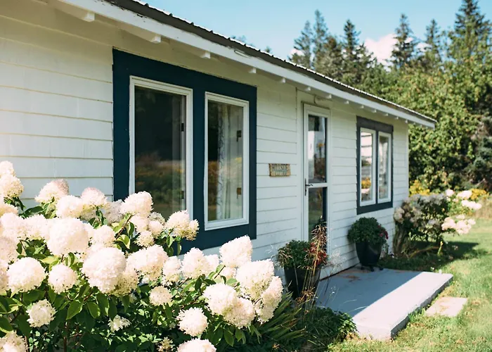 Friars Bay Inn & Cottages